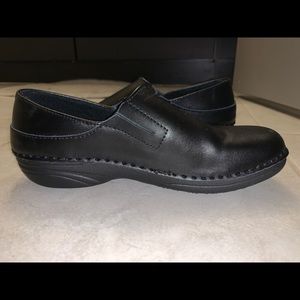 Leather Spring Step Nursing Clog in Black